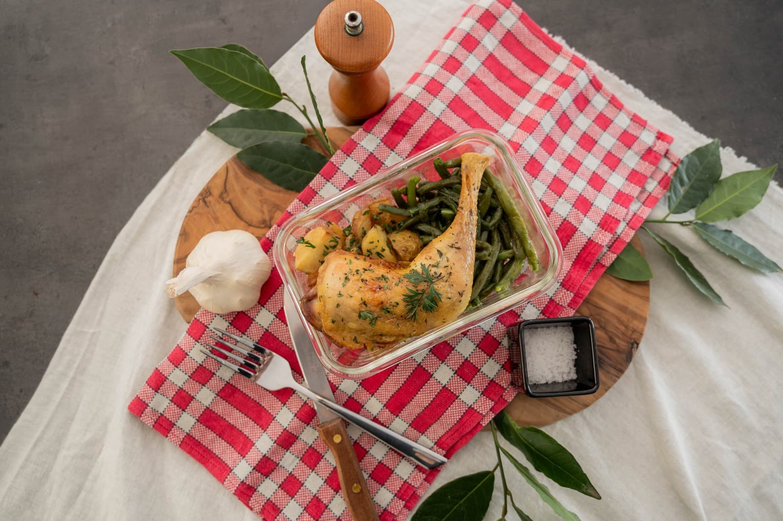 Cuisse de poulet rôtie, pommes grenailles et haricots verts